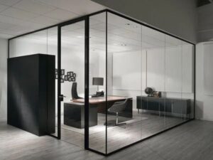 Modern kantoor met glazen scheidingswand en ingericht directiekantoor