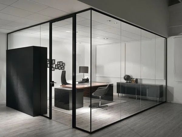 Modern kantoor met glazen scheidingswand en ingericht directiekantoor